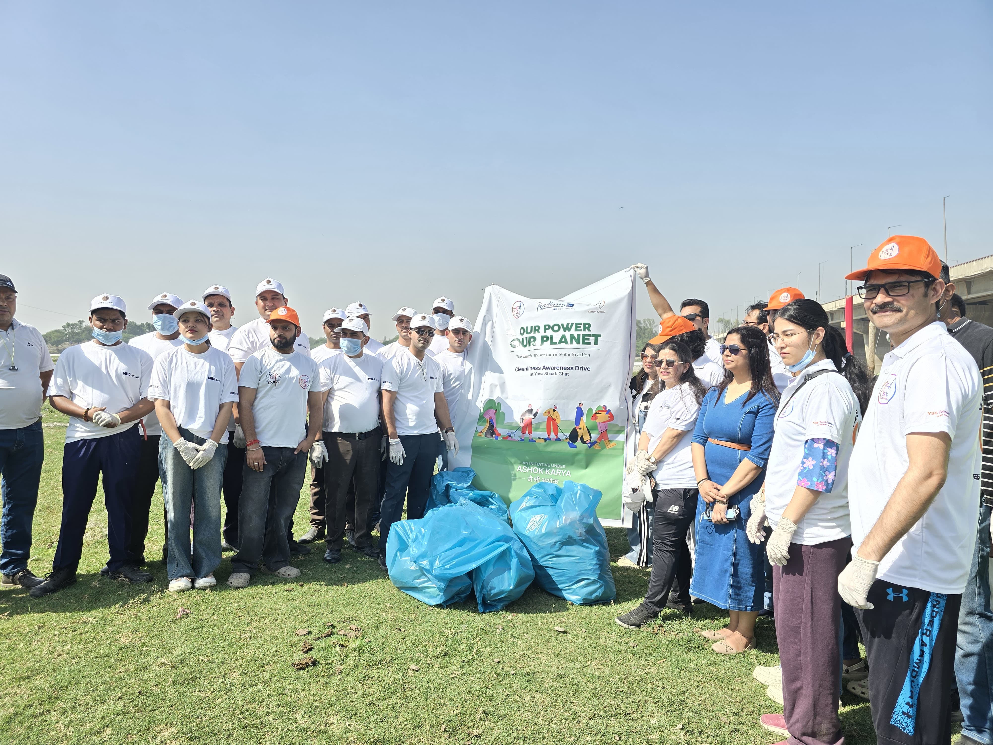 यमुना संकट के बीच अर्थ डे पर उतरे सेंकड़ों युवा, हजारों किलो कचरा हटाकर दिया बड़ा संदेश
